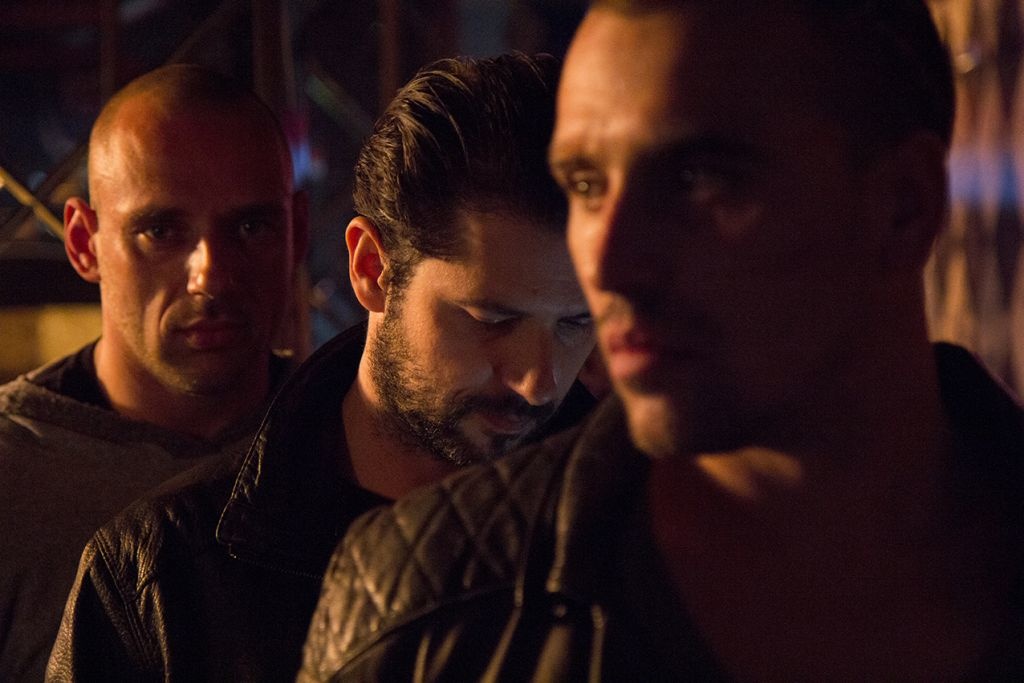 С лице надолу image