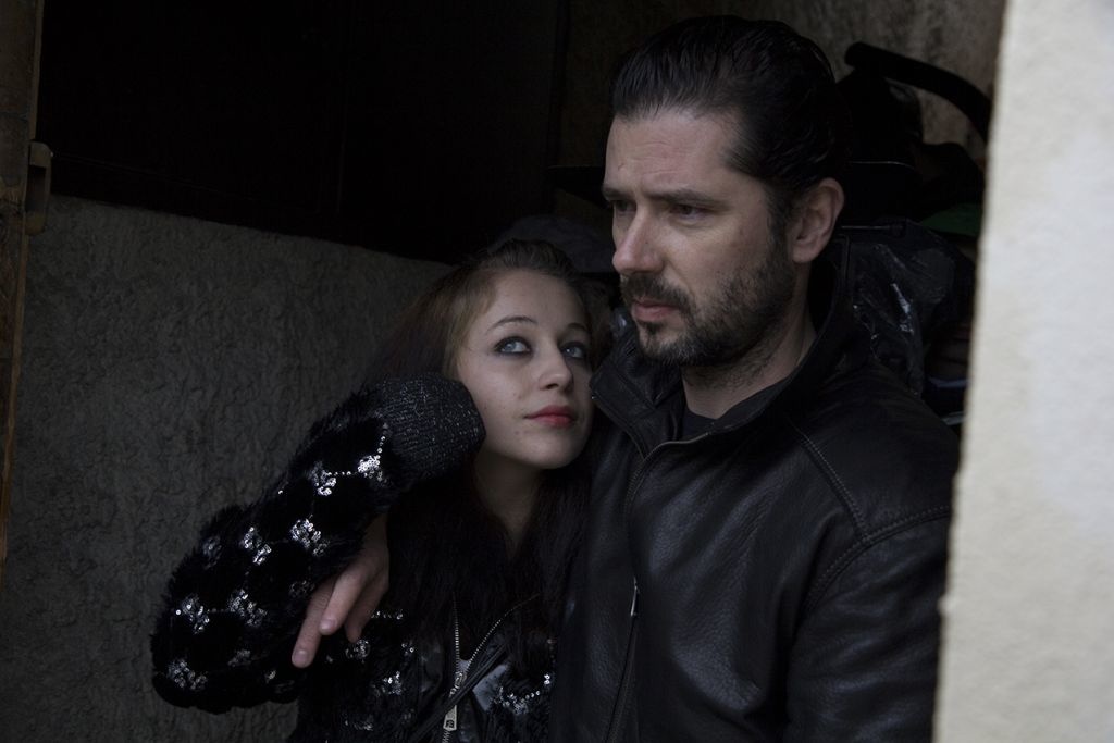 С лице надолу image