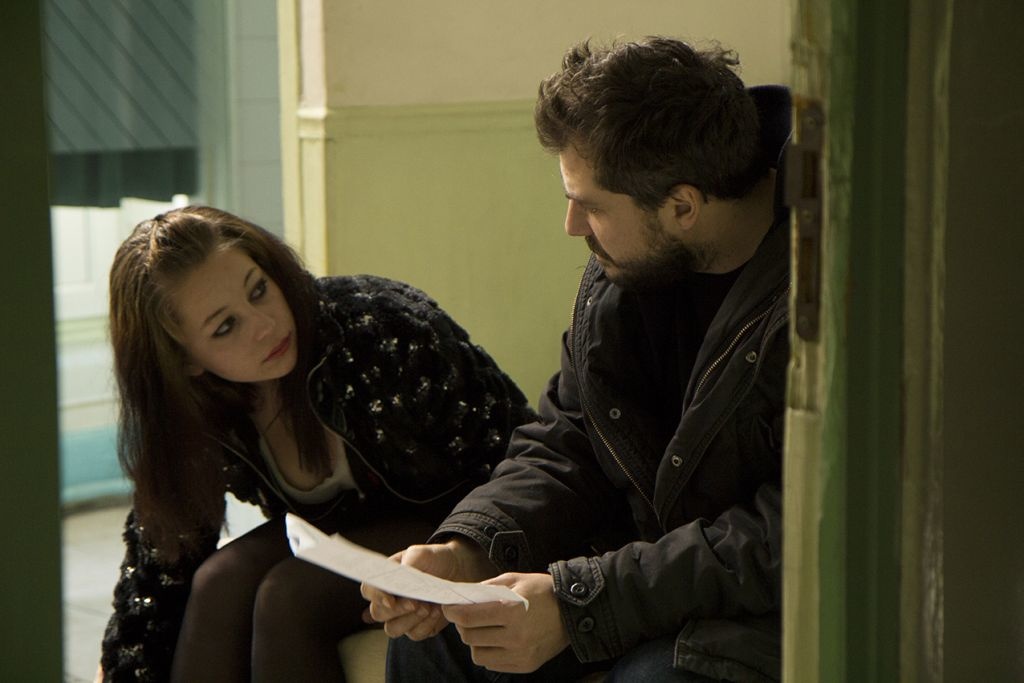 С лице надолу image