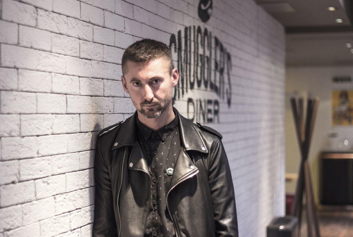 4_1200_04 Apemen image