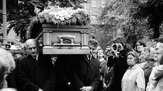 brian-jones-beerdigung_560